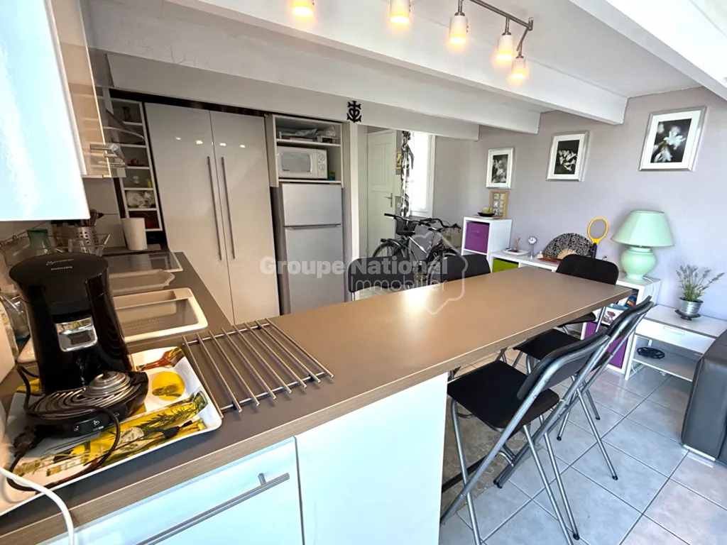 Cuisine - Appartement avec Terrasse et Vue Port à Proximité des Commerces