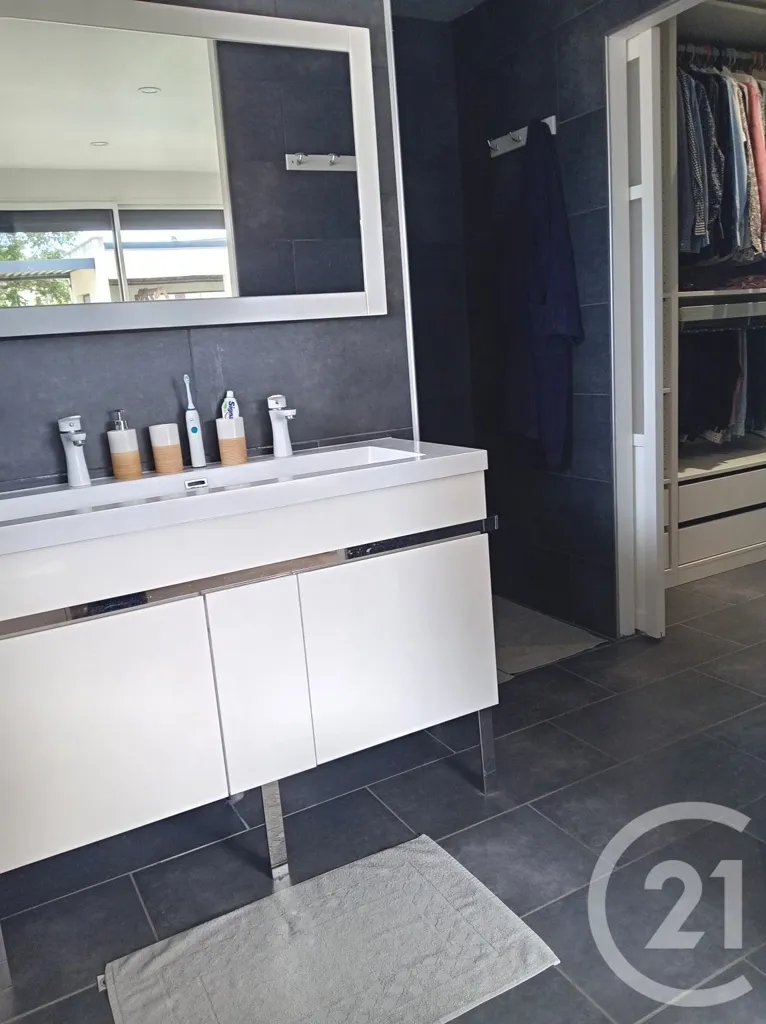 Salles de bain - Villa Rénovée avec Piscine à Beffes