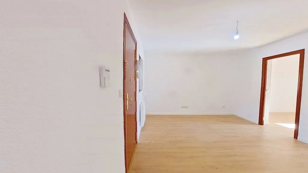 Toad - Three-Bedroom Flat with Ascensor in Puente de Vallecas