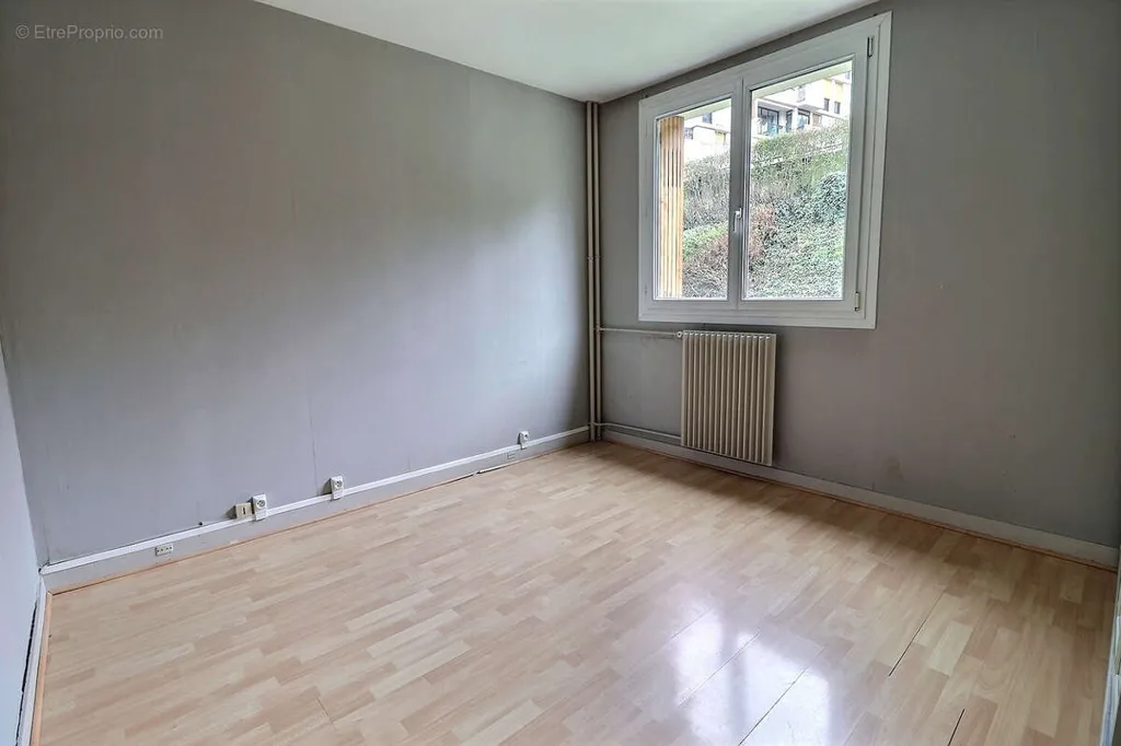 Stanze - 2-Bedroom Apartment with Parking in Chaville