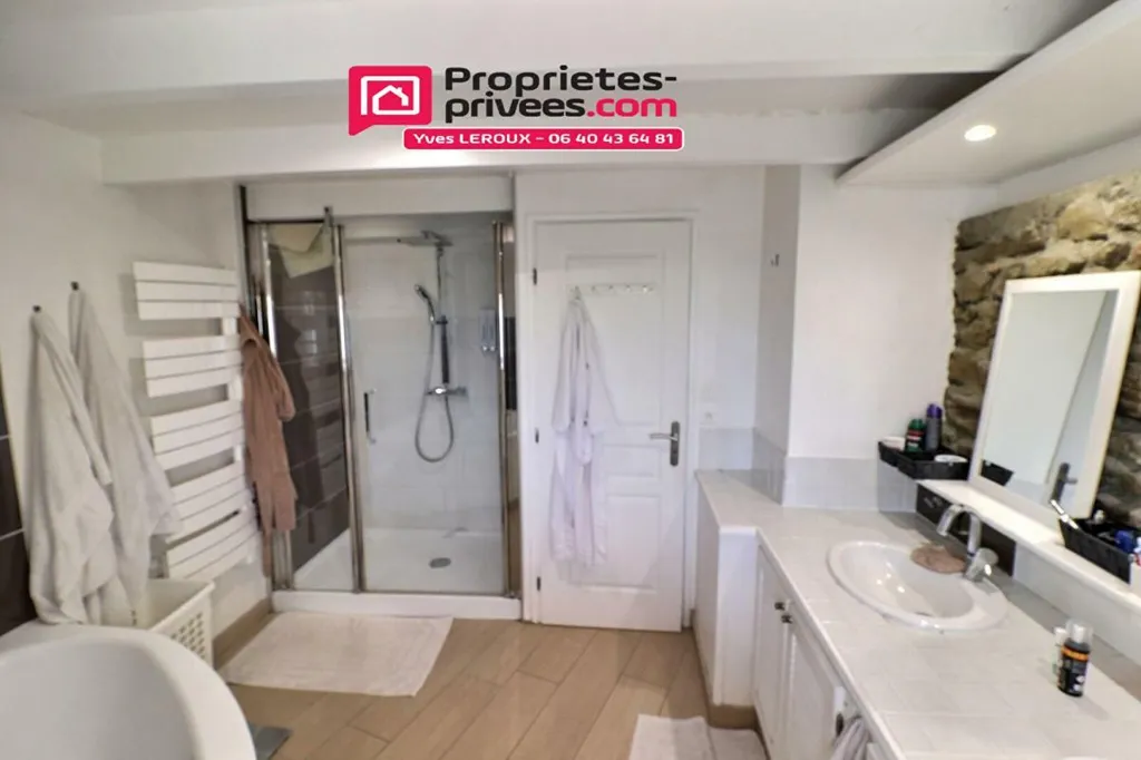 Salles de bain - Maison Rénovée avec Piscine à Mougny