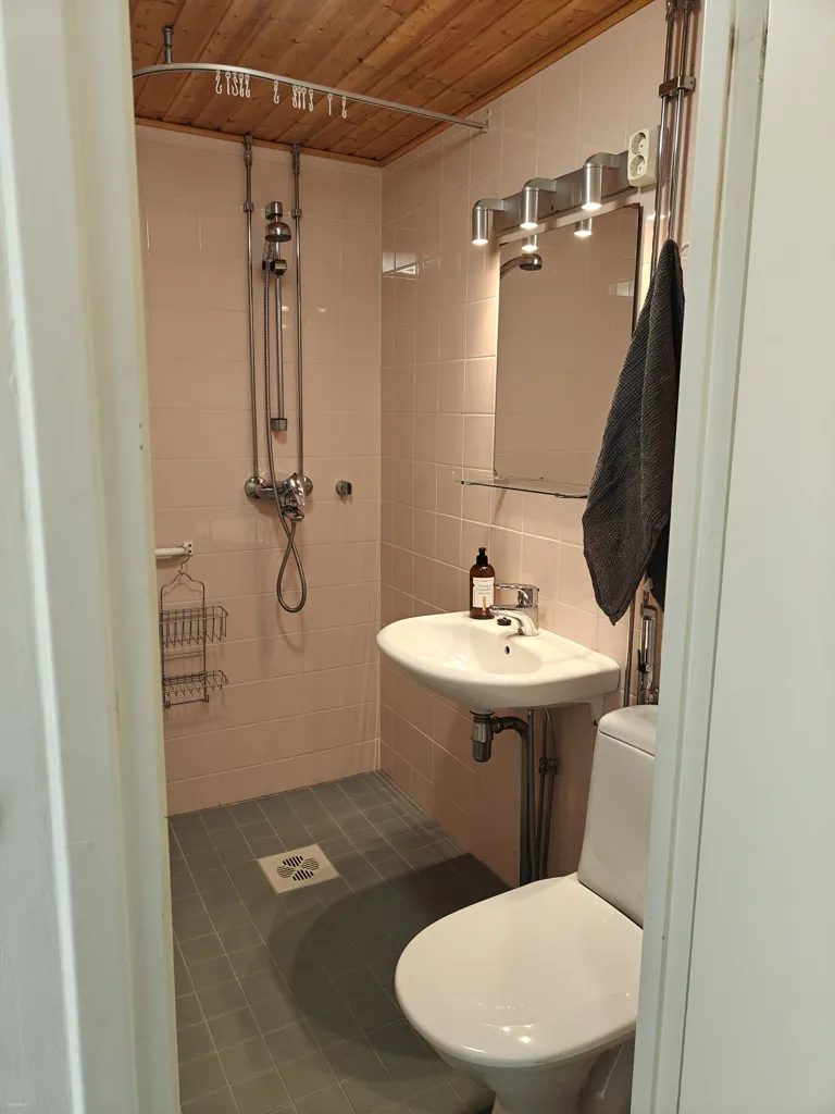 Salles de bain - Bright Apartment with Balcony in Tuira, Oulu