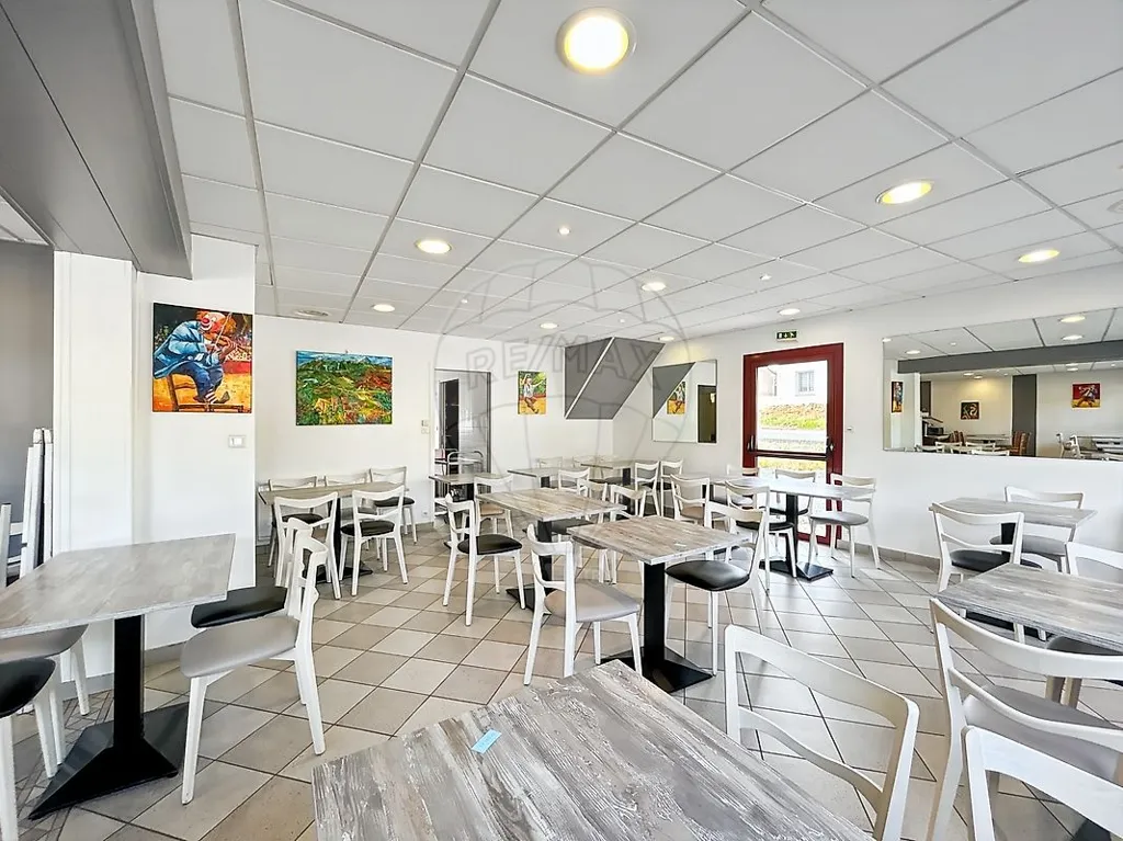 Salle à manger - Maison de 4 Chambres avec Garage à Proximité