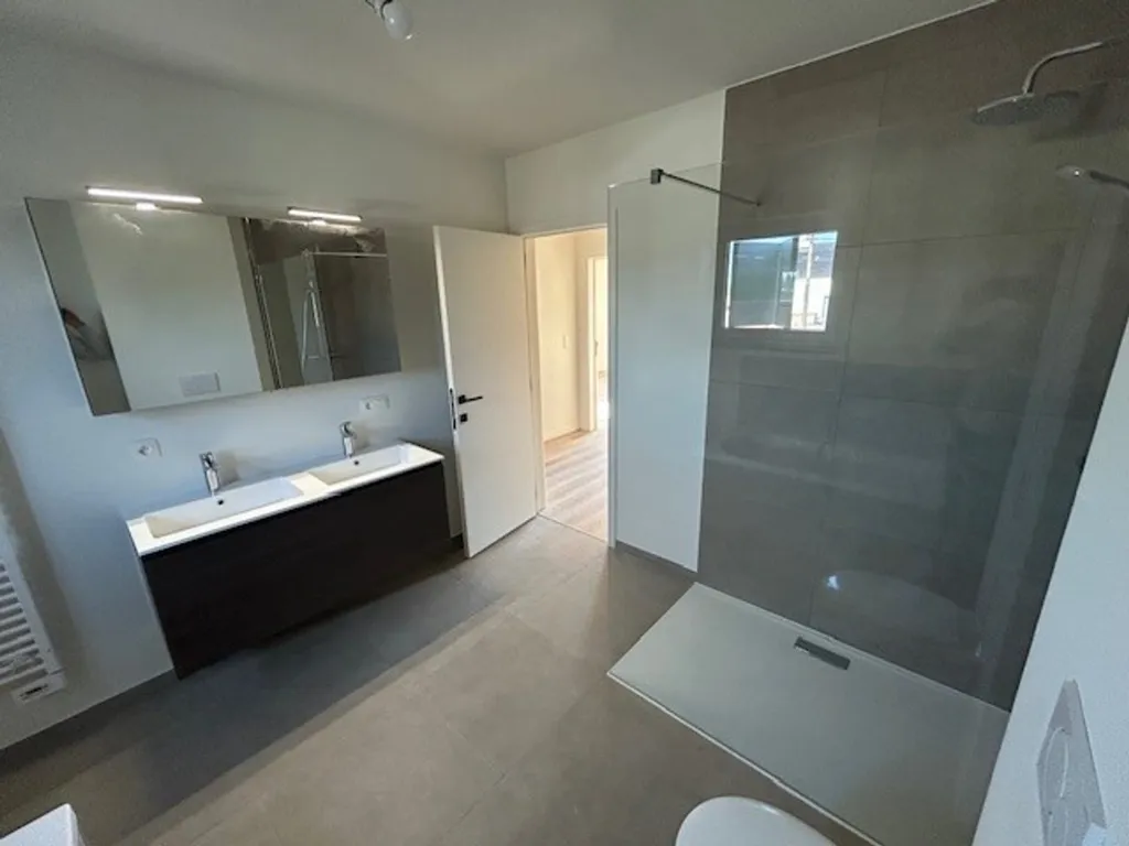 Salles de bain - Appartement Moderne avec Technologie Énergétique à Serskamp