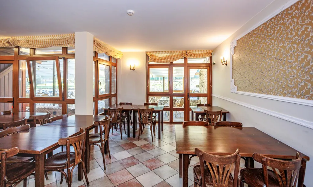 Dining Room - Traditional Hotel with River View in Valadouro