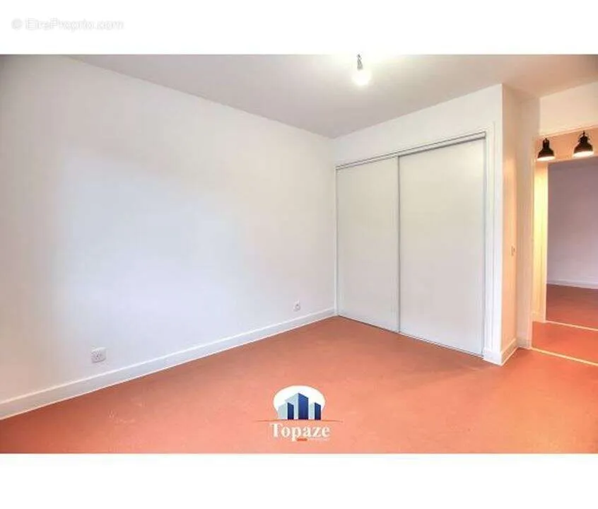 Chambres - Murs Commerciaux avec Balcon à Fréjus
