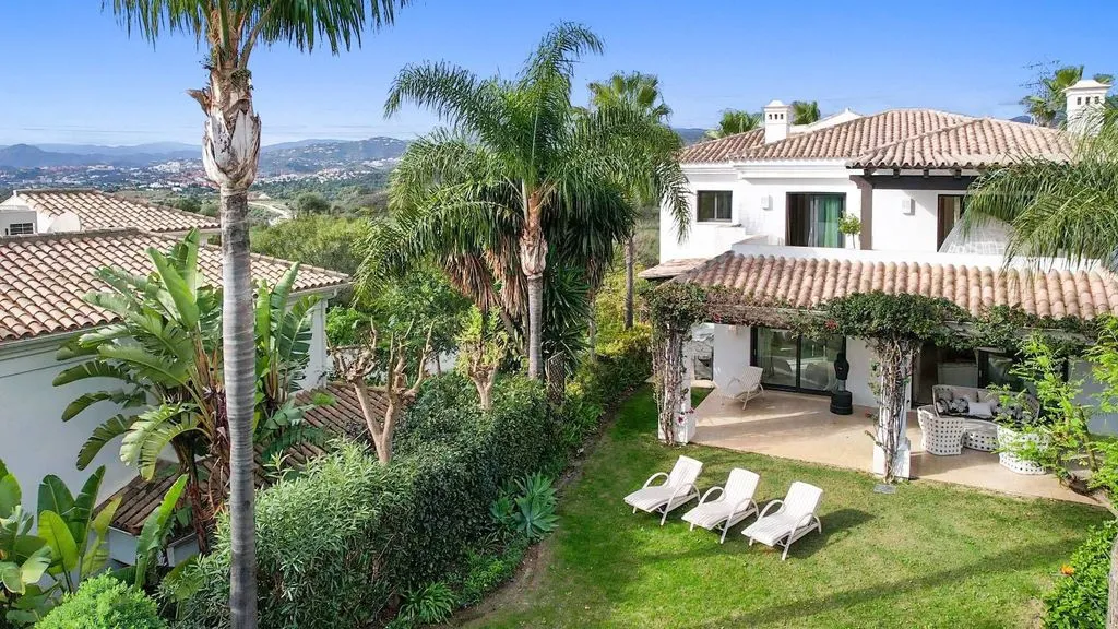 Jardin - Luxury Villa with Communal Pools in Marbella