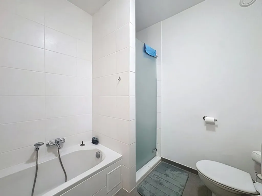 Bathrooms - Spacious Apartment with Terrace in Chaudfontaine