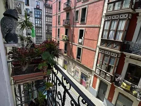 Rõdu - Bright Apartment with Balcony in Bilbao