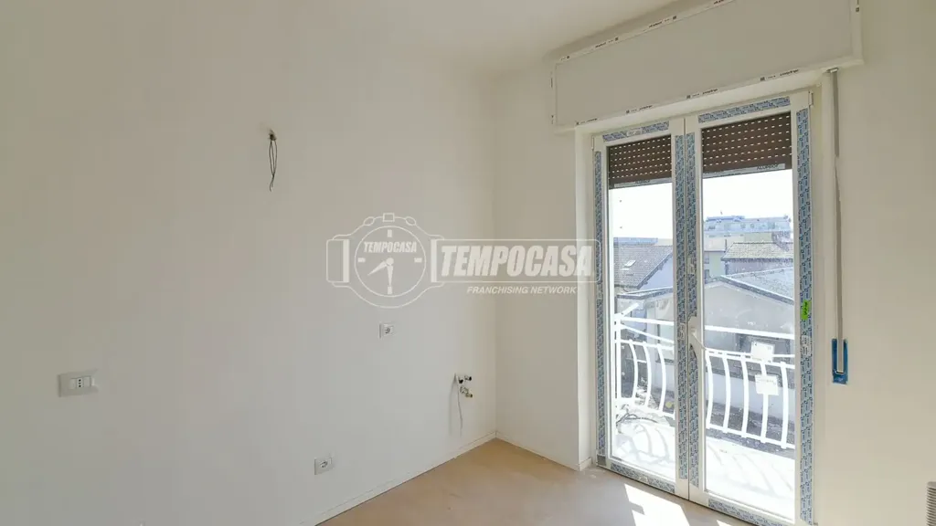 Pièces - Rear-Facing Apartment with Balcony in Cantù