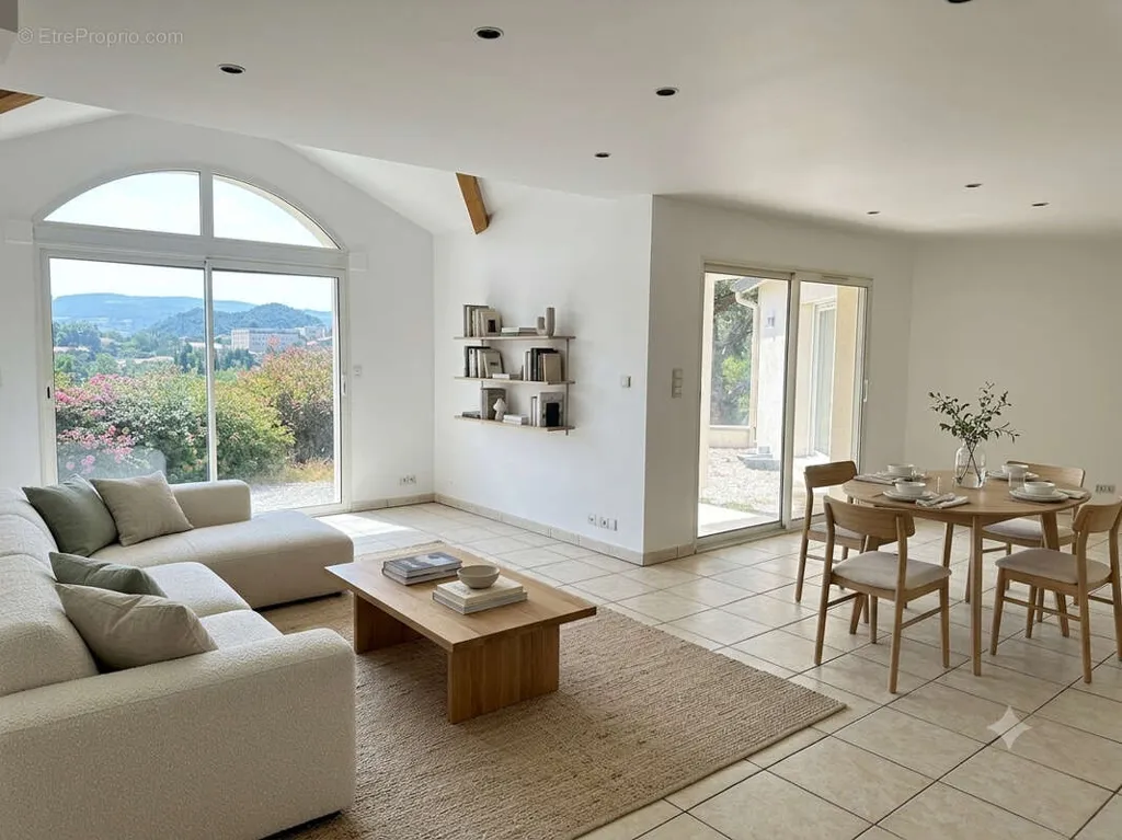 Sala da pranzo - House with Golf View and Pool near Saint-Etienne