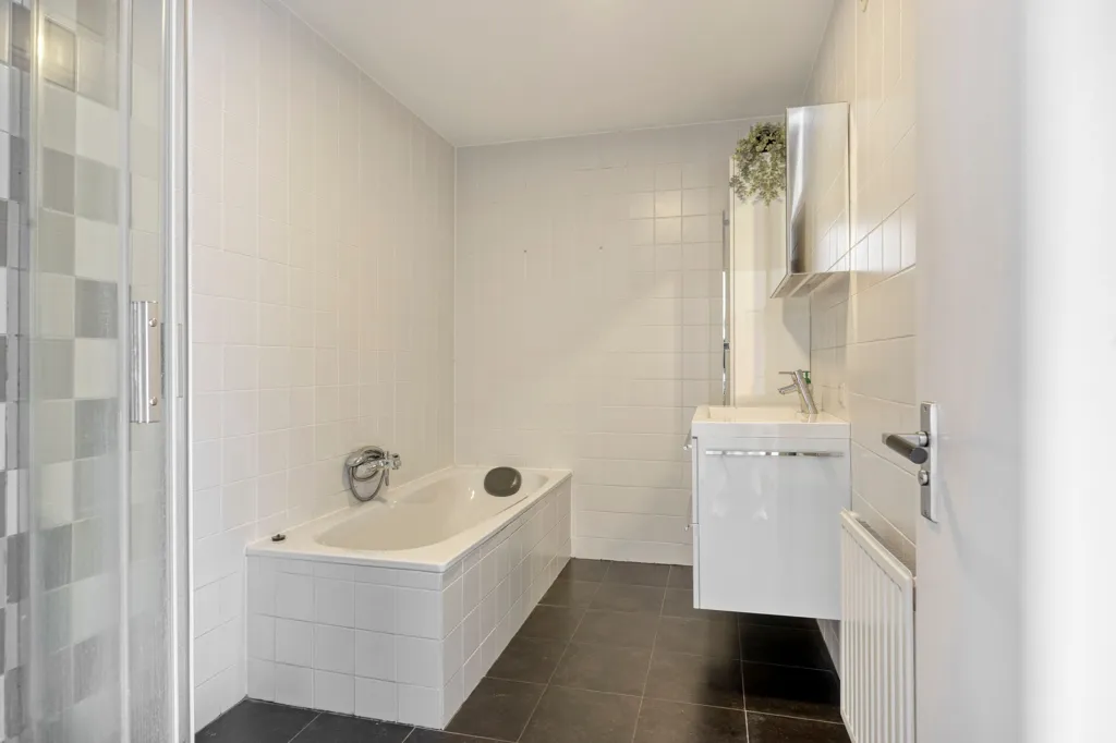 Salles de bain - Modernised Apartment with Balcony in Gennep