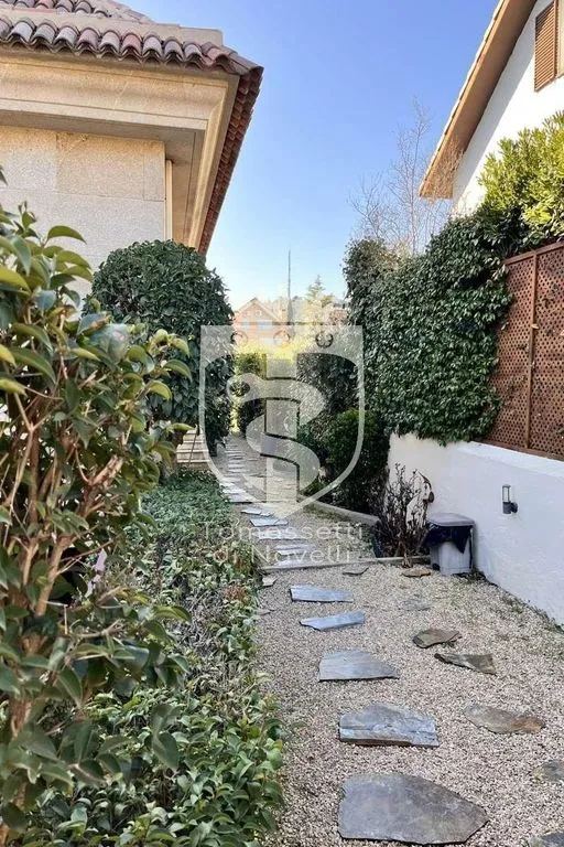 Aed - Detached House with Multiple Units in Torrelodones