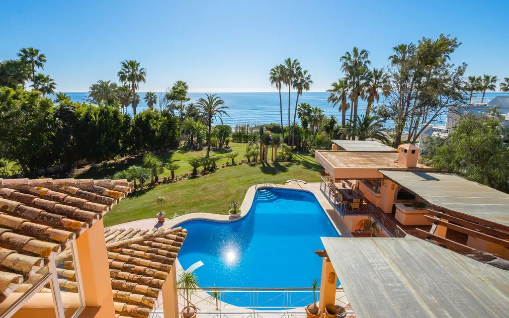Piscine - Beachfront Villa with Pool in Estepona