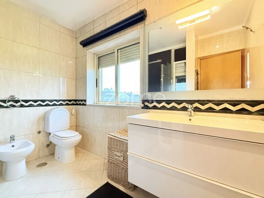 Vannitoad - Luxury House with Garage in Brito, Guimarães