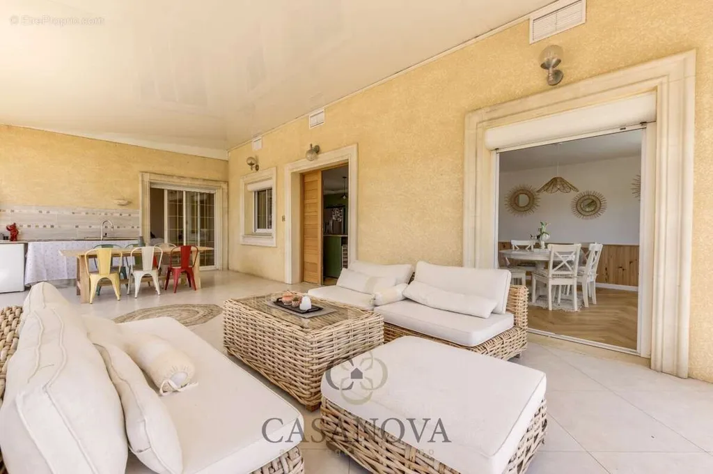 Living Room - Villa with Pool and Jacuzzi in Residential Area
