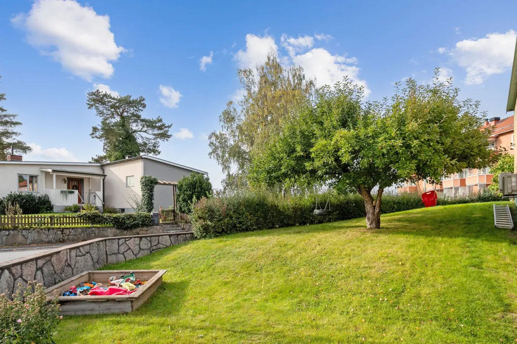 Aed - Terraced House with Garden in Kisa