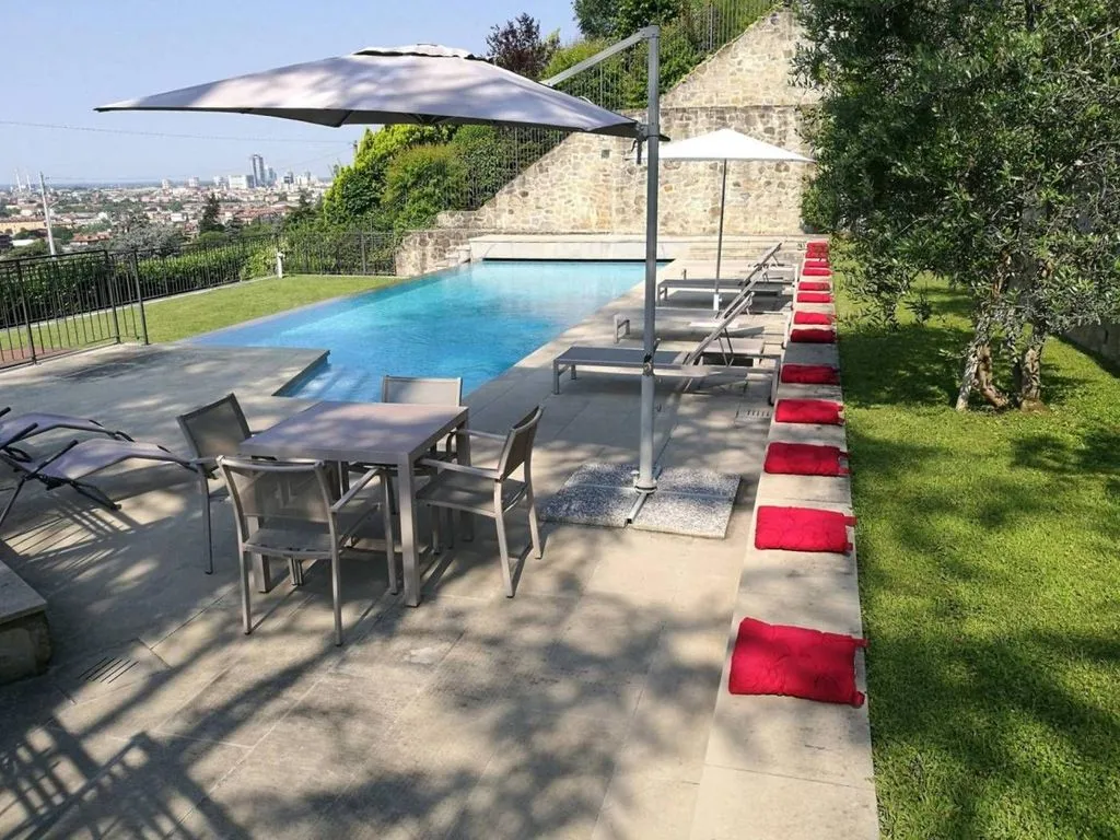 Piscine - Luxury Villa with Pool in Brescia