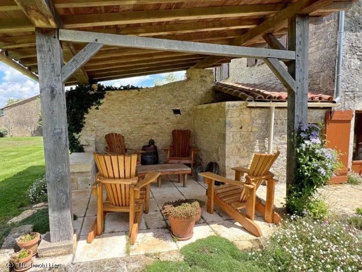 Terrass - Spacious House with Large Garden in Cellefrouin