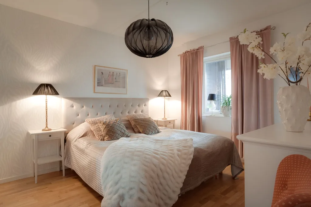 Magamistoad - Modern Apartment with Corner Location in Katrineholm