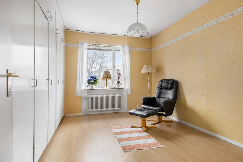 Bureau - Apartment with Balcony in Vänersborg