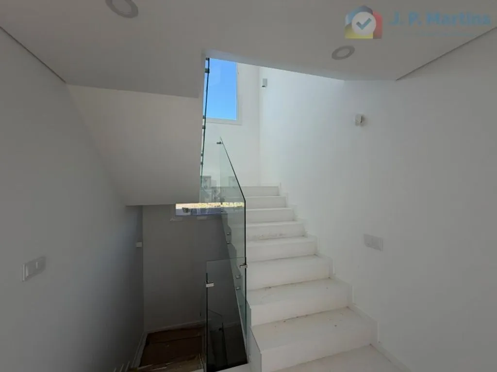 Pièces - Luxury Detached House with Pool in Seixal