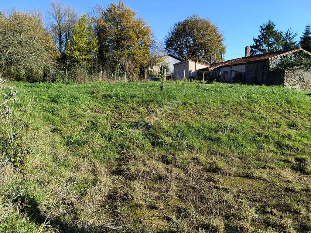 Garden - Constructible Plot with Dependance in Vallet