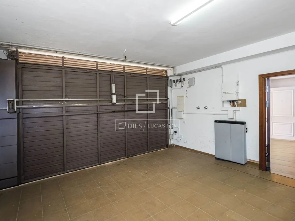 Garage - Luxury Villa with Pool in Sant Cugat