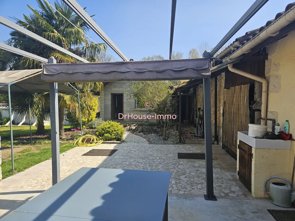 Terrasse - Maison de Charme avec Piscine à Saint-Léon-sur-l'Isle