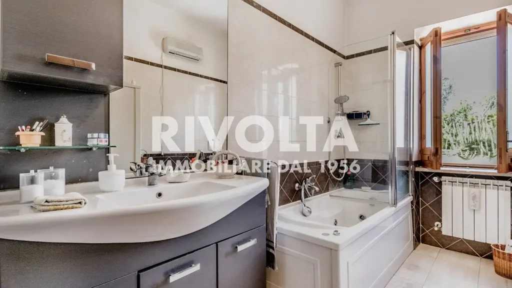 Salles de bain - Terraced Villa with Panoramic Terrace in Guidonia Montecelio