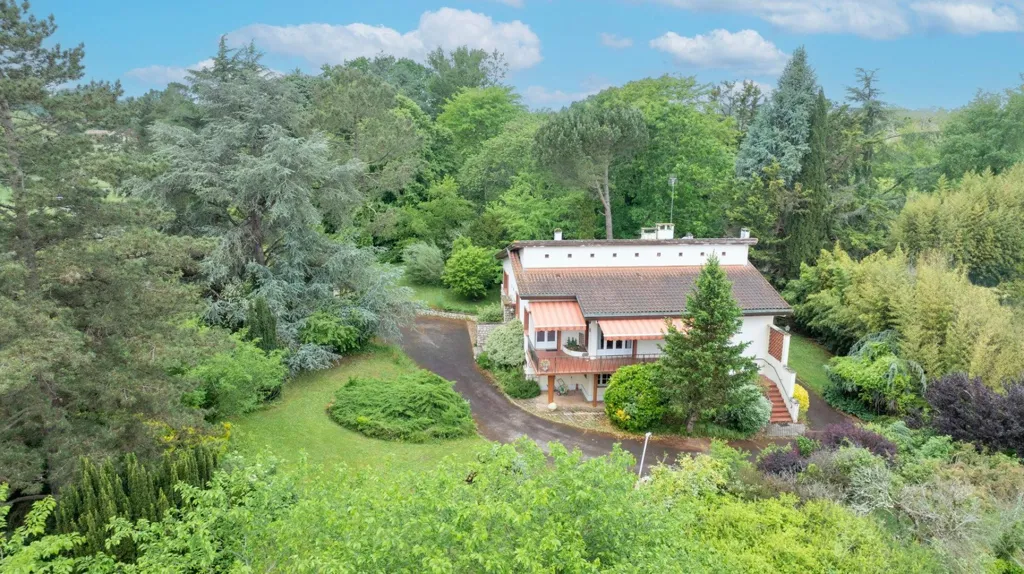 Vue aérienne - Villa Traditionnelle sur Terrain Arboré à Eauze