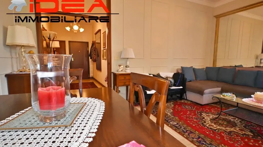 Living Room - Five-Bedroom Apartment with Balcony in Modena