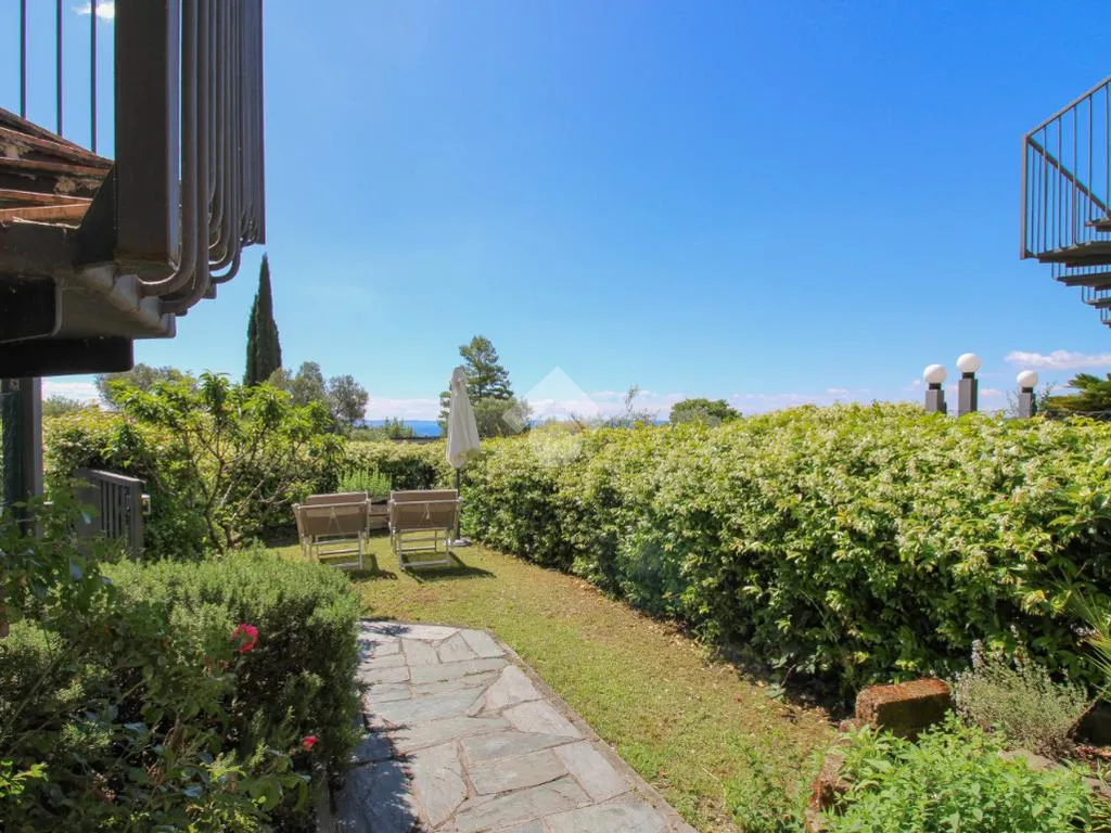 Jardin - Twin-Storey Apartment with Lake View in Vigole