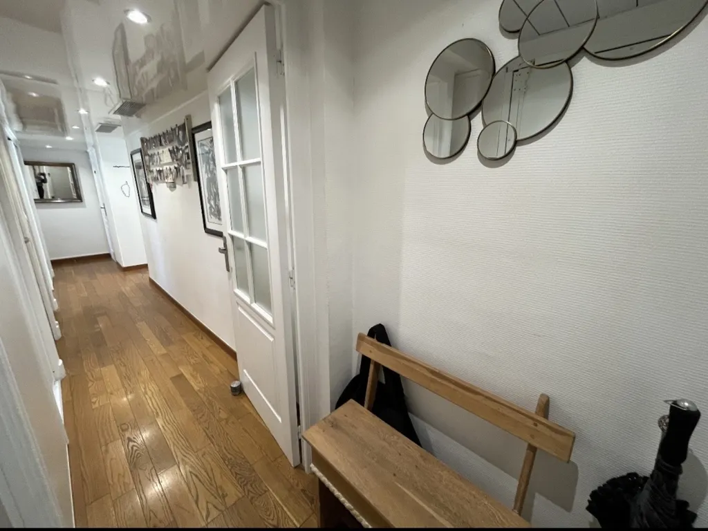 Esik - Catalan T3 with Sea View Balcony in Marseille