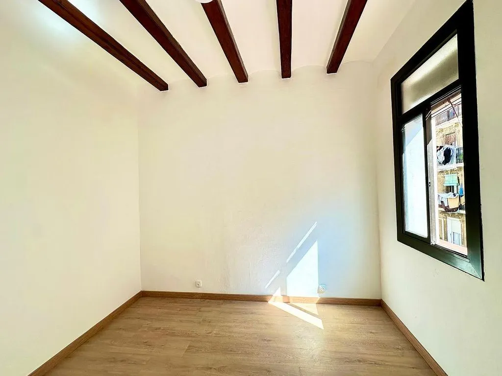 Toad - Two-Bedroom Apartment with Balcony in El Poble Sec