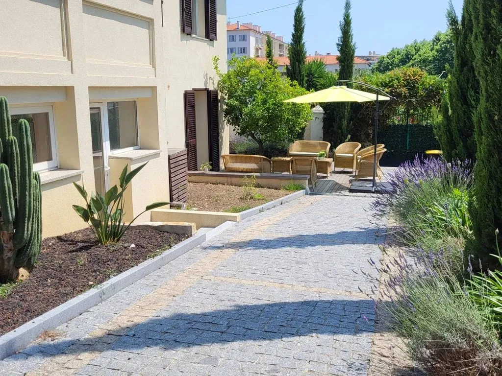 Aed - Luxury Flat with Barbeque in Antibes