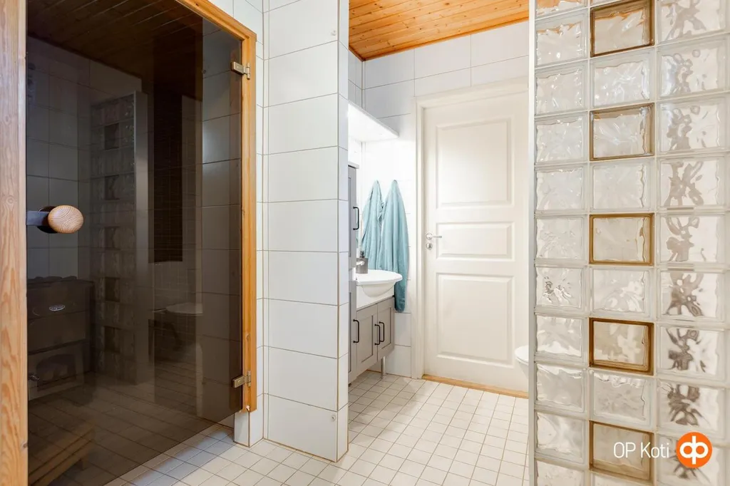 Salles de bain - Single-Storey House with Sauna in Muhos