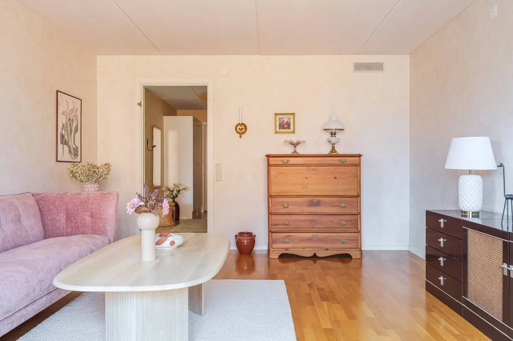 Elutuba - Bright Apartment with Balcony in Stenkumlet