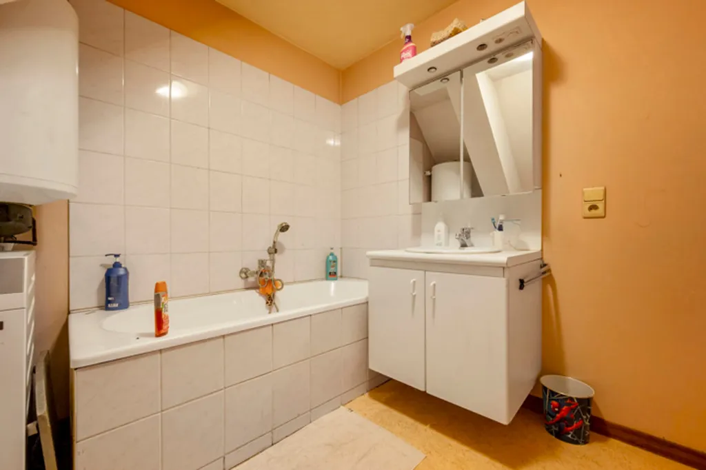Salles de bain - Immeuble de Rendement avec Appartements et Local Commercial à Overmere