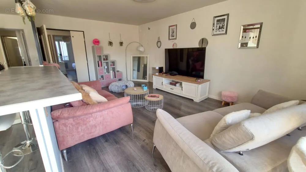 Soggiorno - Apartment with Parking in Central Location