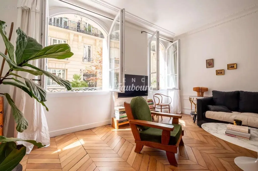 Séjour - Appartement Haussmannien avec Jardin Privé à Paris 9ème