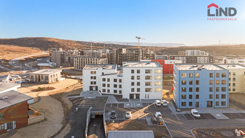 Aed - New Apartment with Elevator in Skarðshlíðarhverfi