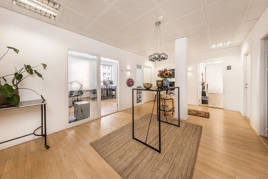 Bureau - Office with Svalgang Access in Frederiksstaden