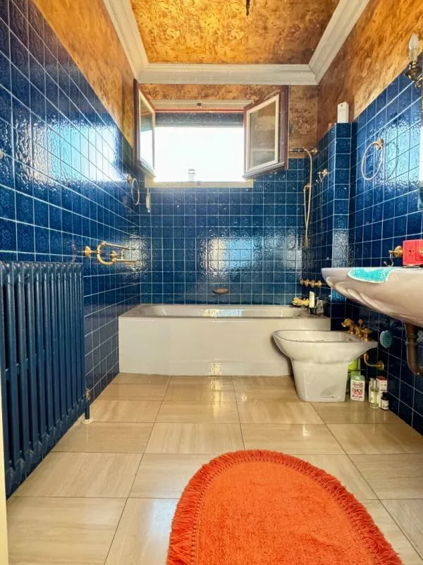 Salles de bain - Maison des Années 70 avec Véranda à Chassieu
