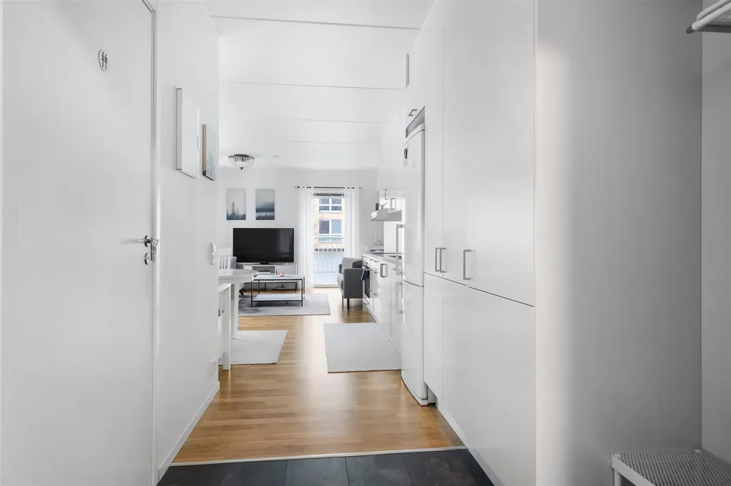 Entrée - Modern 2-Bedroom with Balcony in City Centre