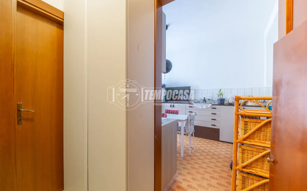 Esik - Two-Bedroom Flat with Balcony in Milan