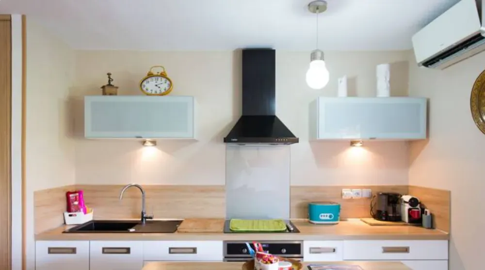 Cuisine - Appartement Meublé avec Terrasse au Calme à Cannes