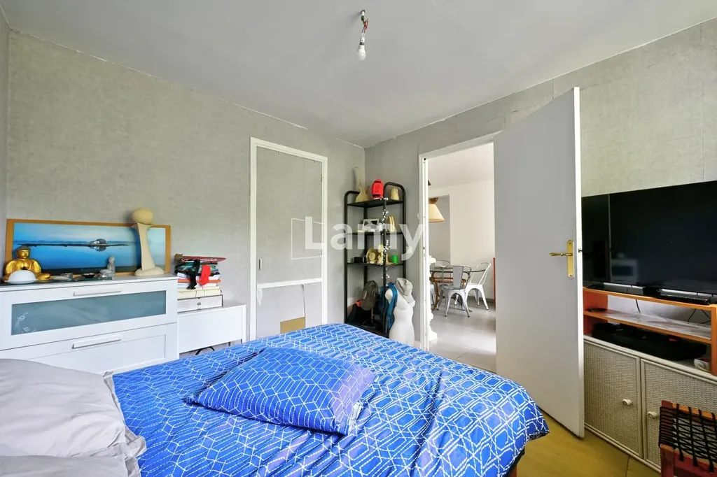Magamistoad - 3-Bedroom Apartment with Balcony in Central Location