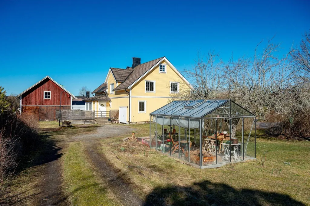 Aed - Family Villa with Workshop in Varnhem
