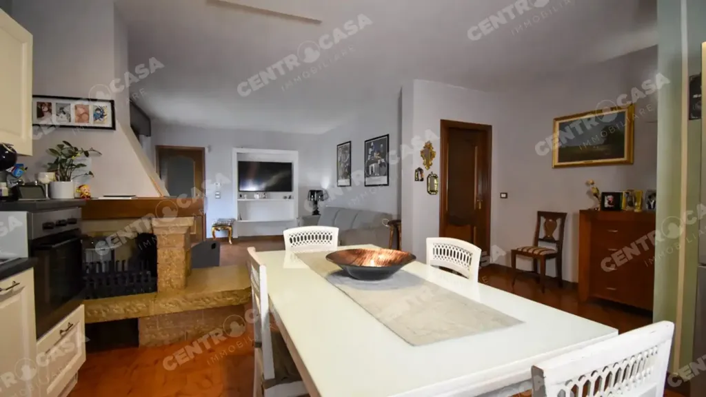 Salle à manger - Independent House with Large Storage in Legnago